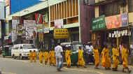 eine Gruppe junger Mönche in Matara