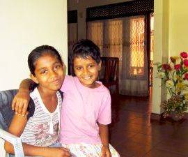 Harshani und Tharushi im Chathura-Kinderheim in Sri Lanka 