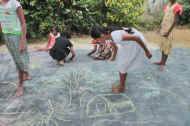 phantasievolle Kreidezeichnungen im Hof des Chathura-Kinderheims