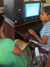 Computerunterricht im Chathura-Kinderheim 