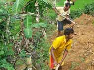 Arbeiten am neuen Spielplatz fuer das Chathura-Kinderheim in Sri Lanka 