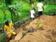 Arbeiten am neuen Spielplatz fuer das Chathura-Kinderheim in Sri Lanka 