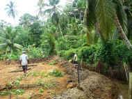 Arbeiten am neuen Spielplatz fuer das Chathura-Kinderheim in Sri Lanka 