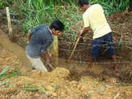 Arbeiten am neuen Spielplatz fuer das Chathura-Kinderheim in Sri Lanka 