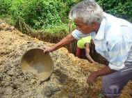 Arbeiten am neuen Spielplatz fuer das Chathura-Kinderheim in Sri Lanka 