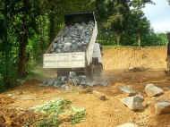 Arbeiten am neuen Spielplatz fuer das Chathura-Kinderheim in Sri Lanka 