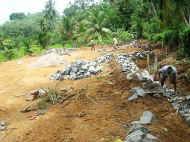 Arbeiten am neuen Spielplatz fuer das Chathura-Kinderheim in Sri Lanka 