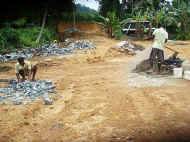 Arbeiten am neuen Spielplatz fuer das Chathura-Kinderheim in Sri Lanka 