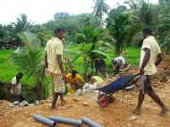 Arbeiten am neuen Spielplatz fuer das Chathura-Kinderheim in Sri Lanka 
