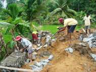 Arbeiten am neuen Spielplatz fuer das Chathura-Kinderheim in Sri Lanka 