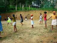 die Maedchen vom Chathura-Kinderheim freuen sich ueber den neuen Spielplatz