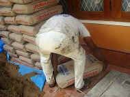 auch fuer den neuen Anbau im Chathura-Kinderheim brauchen wir Unmengen Zement, Sand, Kies und Betonsteine