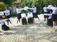 die Maedchen vom Chathura-Kinderheim in Sri Lanka als Cheerleader bei einem Sportfest in Galle 