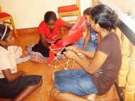 die Maedchen vom Chathura-Kinderheim in Sri Lanka basteln Wesak-Laternen