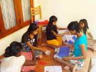 die Maedchen vom Chathura-Kinderheim in Sri Lanka basteln Wesak-Laternen