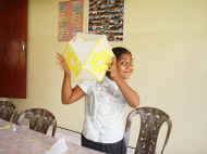 die Maedchen vom Chathura-Kinderheim in Sri Lanka basteln Wesak-Laternen