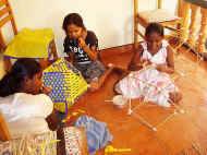 die Maedchen vom Chathura-Kinderheim in Sri Lanka basteln Wesak-Laternen
