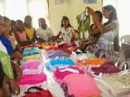 Neue Kleider fuer die Maedchen im Chathura-Kinderheim in Sri Lanka