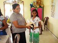 Neue Kleider fuer die Maedchen im Chathura-Kinderheim in Sri Lanka