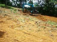 Erdarbeiten fuer den neuen Spielplatz am Chathura-Kinderheim bei Galle in Sri Lanka