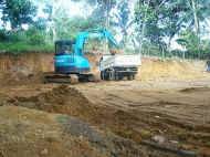 Erdarbeiten fuer den neuen Spielplatz am Chathura-Kinderheim bei Galle in Sri Lanka