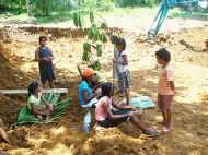 Fuer die Maedchen vom Chathura-Kinderheim sind die Arbeiten eine willkommene Abwechslung