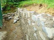wir brauchen Unmengen Zement, Sand und Steine fuer die Stuetzmauern am Chathura-Kinderheim