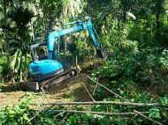 Rodungsarbeiten fuer den neuen Spielplatz am Chathura-Kinderheim in Sri Lanka