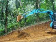 Rodungsarbeiten fuer den neuen Spielplatz am Chathura-Kinderheim in Sri Lanka