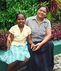 Iresha mit Heimmutter Vinitha im Chathura-Kinderheim 