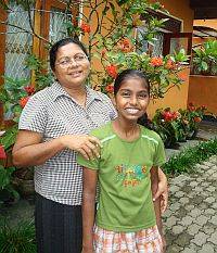 Kumari mit Heimmutter Vinitha im Chathura-Kinderheim 
