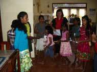 über Besucher freuen sich die Mädchen im Chathura-Kinderheim sehr. Ganz besonders natürlich, wenn sie auch noch Geschenke bekommen. 
