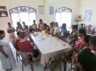Bruni Horndt mit Cousine besuchen das Chathura-Kinderheim in Sri Lanka 