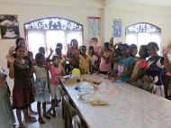 Bruni Horndt mit Cousine besuchen das Chathura-Kinderheim in Sri Lanka 