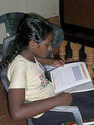 Prashila lernt im Chathura-Kinderheim