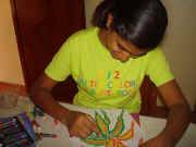 Disna vom Chathura-Kinderheim kann sehr gut zeichnen und malen. 