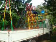 die Spielgeraete fuer den neuen Spielplatz beim Chathura-Kinderheim werden geliefert 
