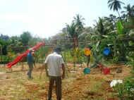 die Spielgeraete fuer den neuen Spielplatz beim Chathura-Kinderheim werden einbetoniert 