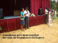 Amarathunga und Kalpani begruessen die Gaeste im Chathura-Kinderheim auf Singhalesisch und Englisch 