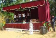 die Maedchen vom Chathura-Kinderheim fuehren ein Theaterstueck bei der Eroeffnungsfeier auf 