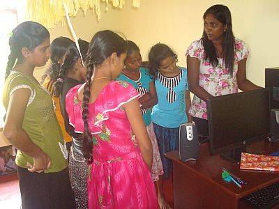 Tecla beim Computerunterricht im Chathura-Kinderheim 
