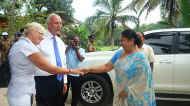 der Deutsche Botschafter, Dr. Morhard mit Ehefrau, begruessen die Gouverneurin der Sued-Provinz, Frau Kumari Balasuriya beim Chathura-Kinderheim 