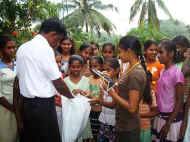Amarathunga verteilt Geschenke aus Deutschland an die Mädchen im Chathura-Kinderheim. 