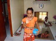 Harshani zeigt einen Tanz im Chathura-Kinderheim