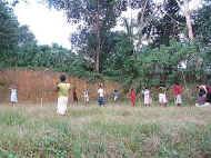 heute steht wieder ein Match auf dem Stundenplan. Unsere Maedchen im Chathura-Kinderheim lieben Ballspiele 
