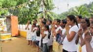 die Heimfamilie des Chathura-Kinderheims besucht den Dorftempel von Mabotuwana