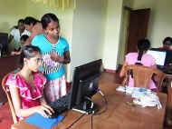 mit Begeisterung lernen die Maedchen im Chathura-Kinderheim die neuen Computer-Programme