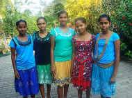 neue Kleider fuer die Maedchen im Chathura-Kinderheim