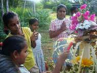 eine kleine buddhistische Zeremonie zum Neujahrsfest im Chathura-Kinderheim in Sri Lanka 