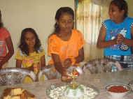 Prashila entzuendet im Chathura-Kinderheim feierlich die oellampe 
